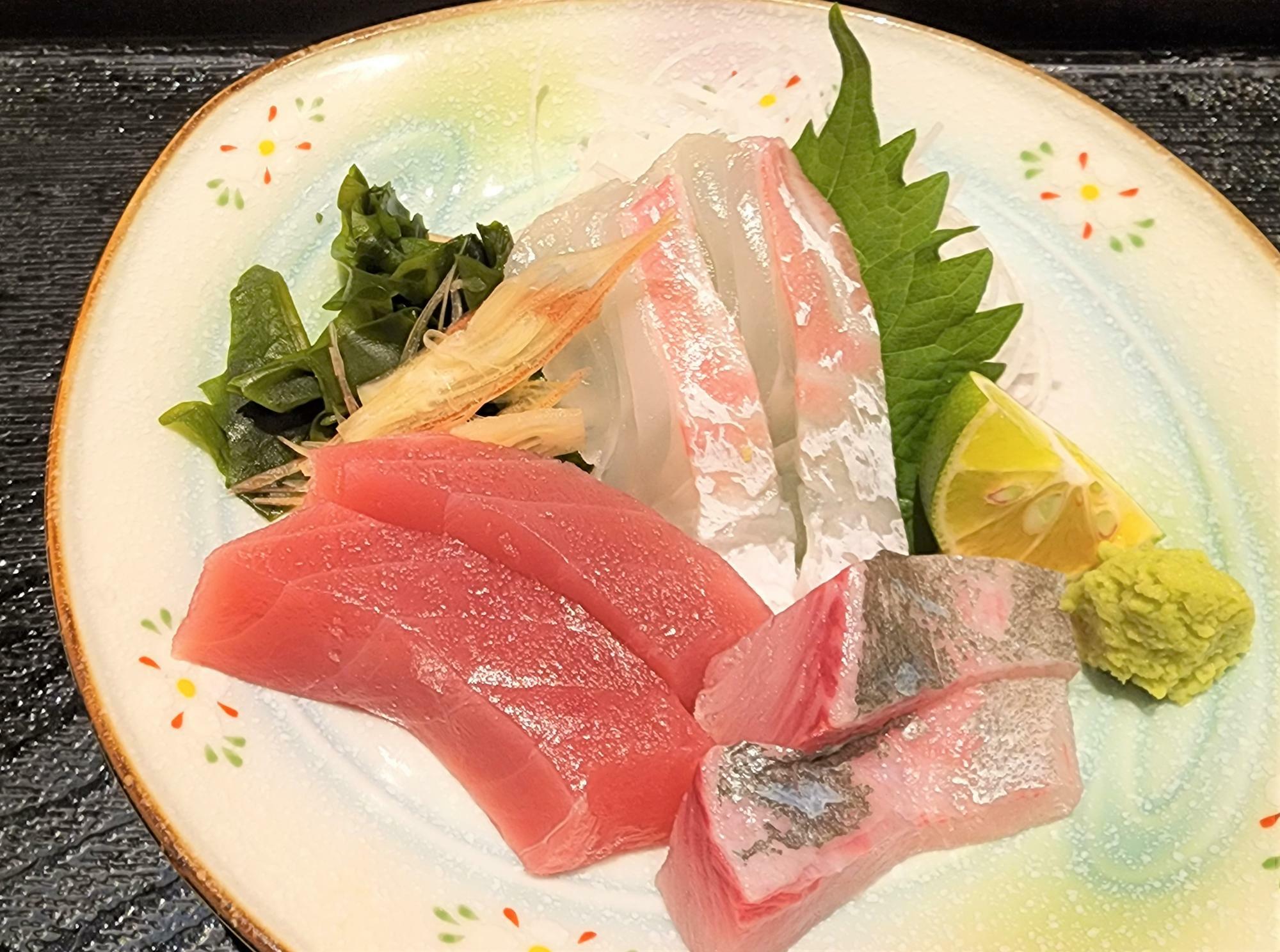 「dining KAZUKI」刺身盛り定食（税込1,078円）の刺身もプリプリで新鮮♪