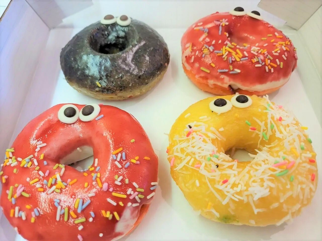 「Monster donut」のカラフルでキュートなドーナツ。