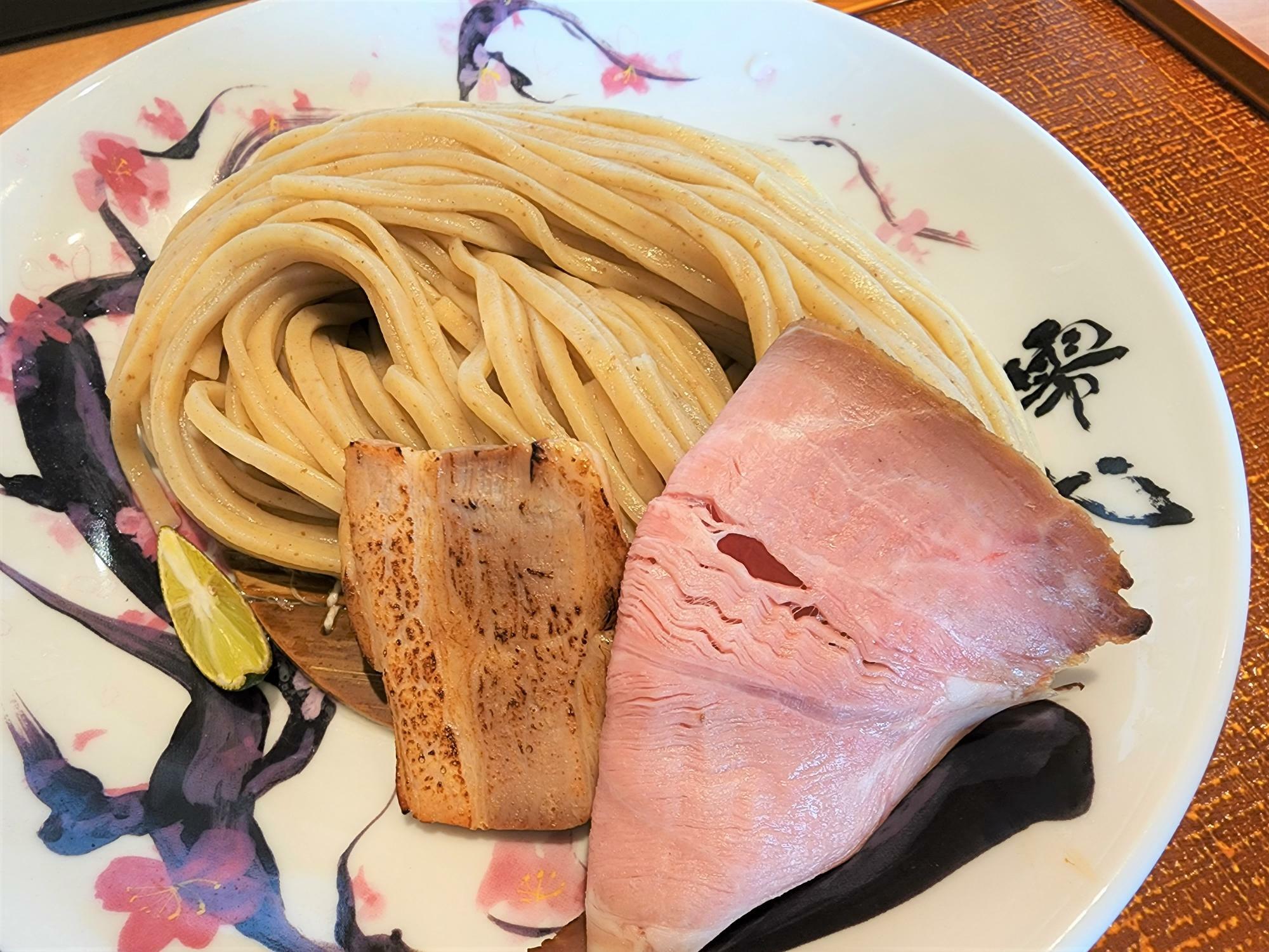 風情あふれる器に盛りつけられた「つけ麺 零式（ZEROSHIKI）」焼き豚つけ麺の麺と具材。