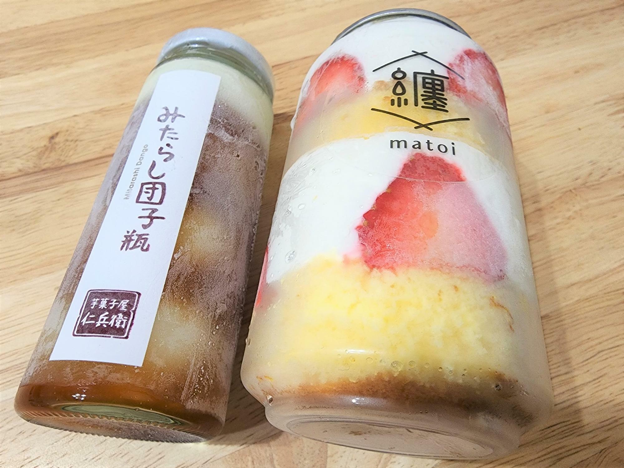 「スイーツ専門 無人販売所」で購入した「みたらし団子瓶（冷凍）」と「ショートケーキ缶（冷凍）」。