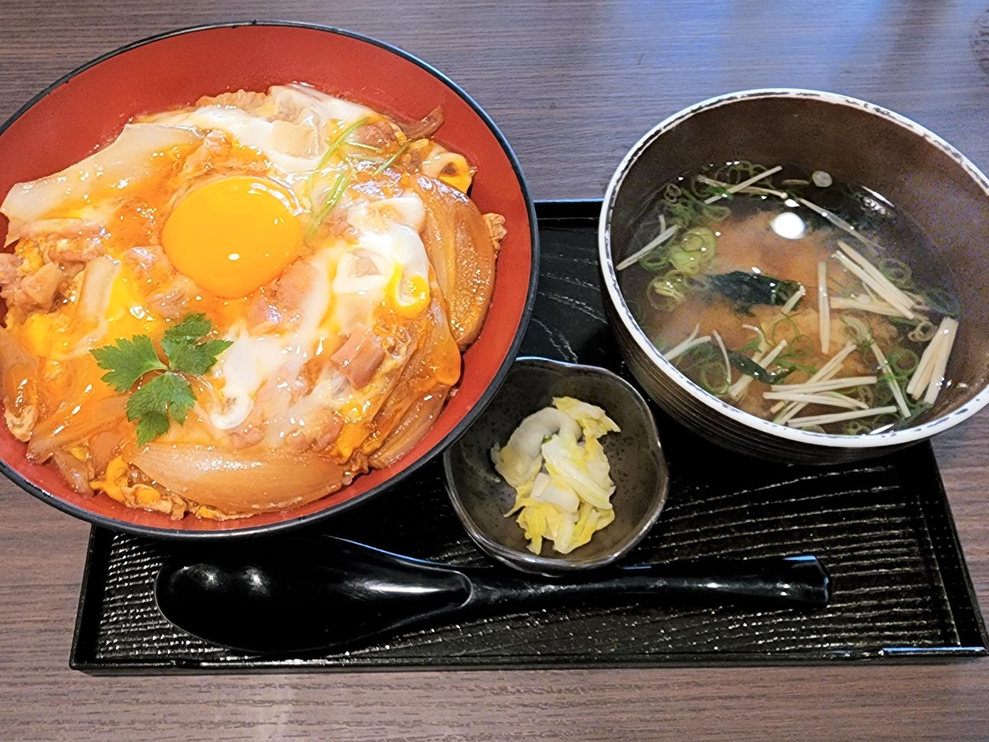 「炭焼処 朝乃男（あさお）」上親子丼。