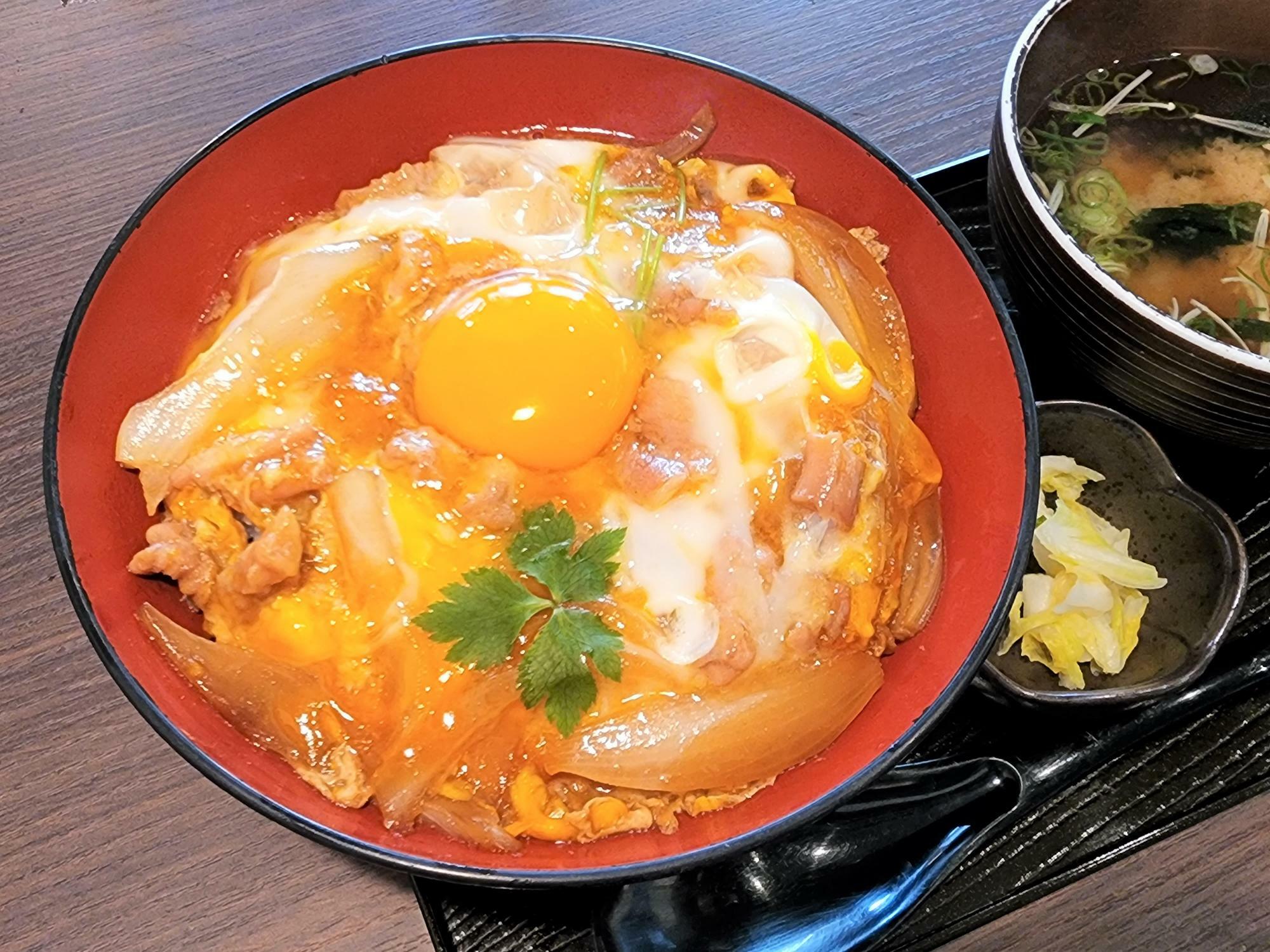 「炭焼処 朝乃男（あさお）」上親子丼。