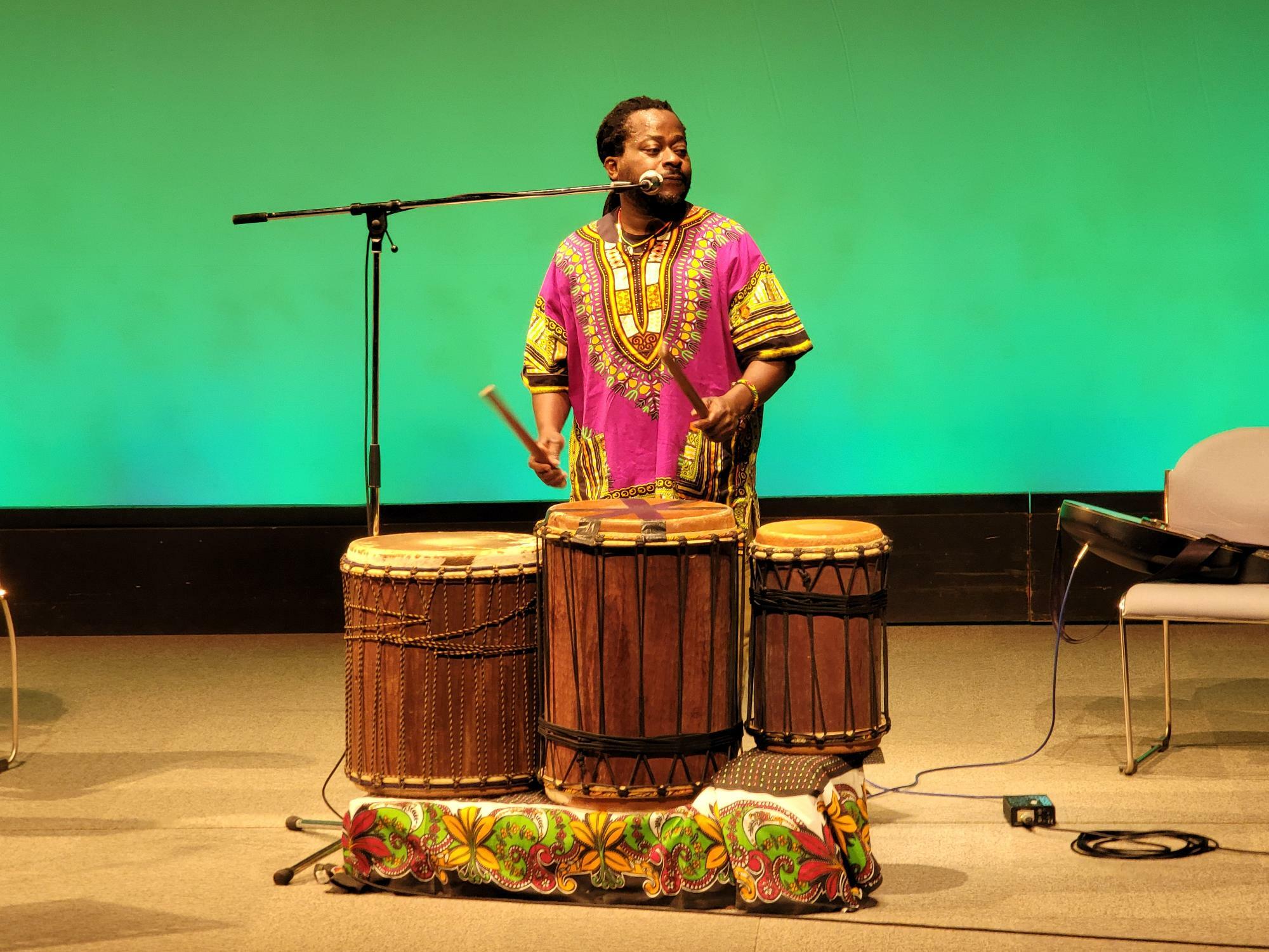 2022年に開催された「アフリカ音楽を楽しもう！」。ダウディさん。
