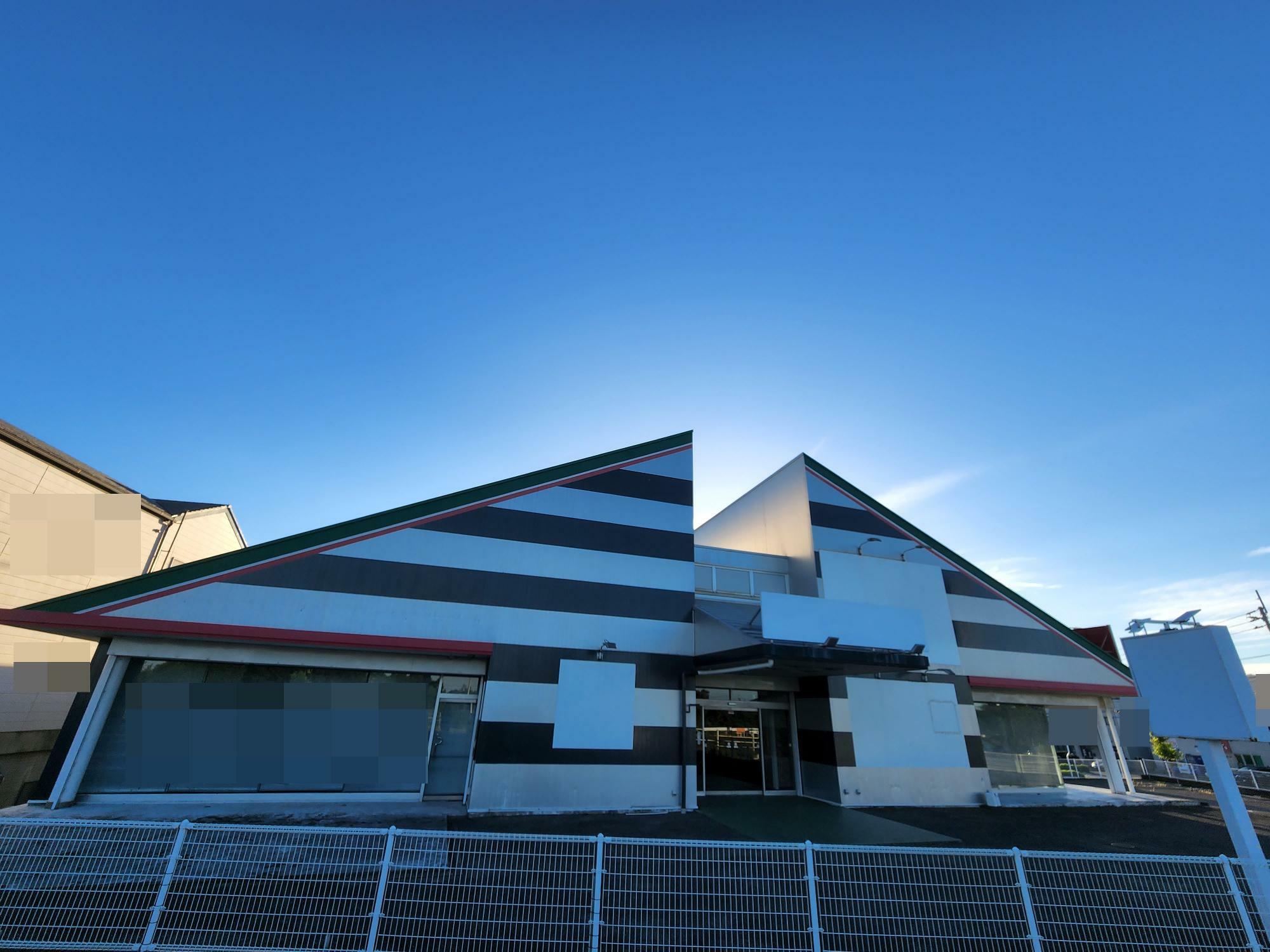 「アップガレージ&アップガレージライダース徳島店」としてオープンした「大きいサイズの店 フォーエル」の建物。撮影日は、2023年8月11日。