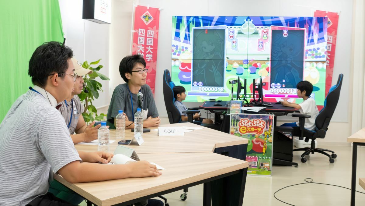 四国大学で開催された「TOKUSHIMA小中学生ぷよぷよトーナメント2023」の様子。