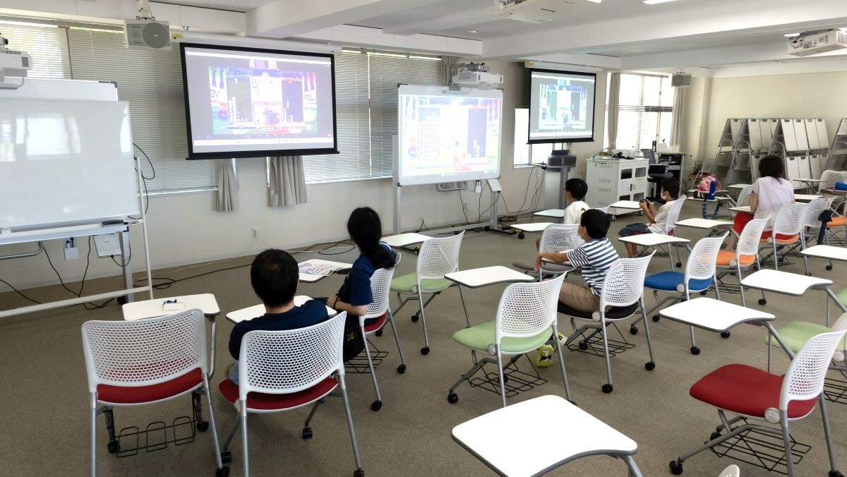 四国大学で開催された「TOKUSHIMA小中学生ぷよぷよトーナメント2023」。控室で対戦の順番を待つ子供たち。