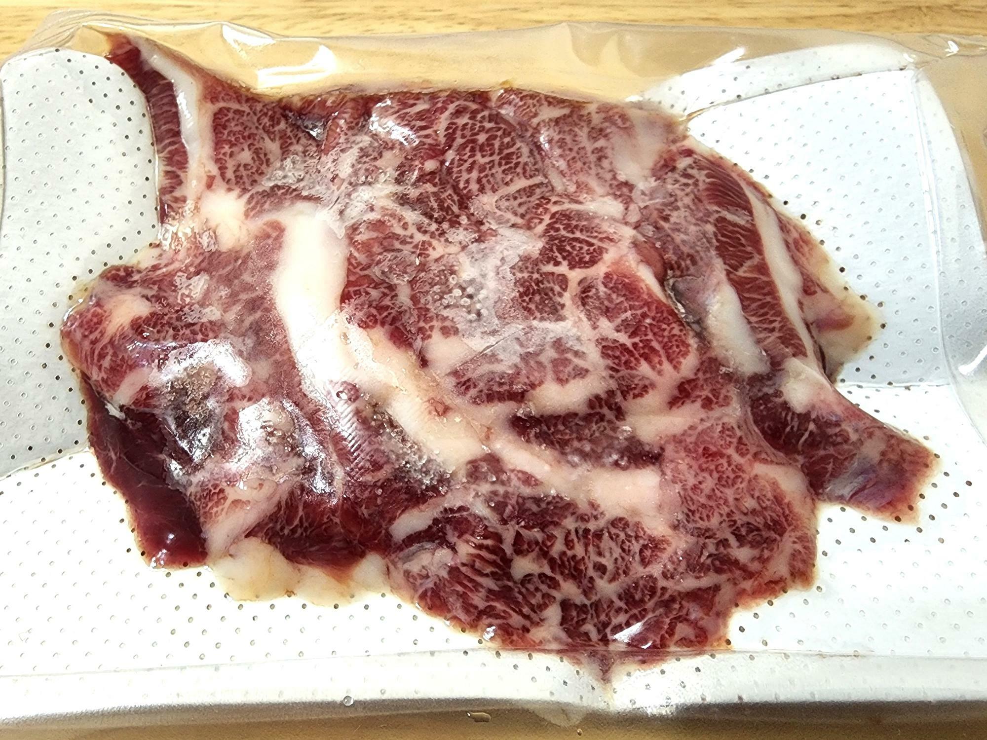 「肉oitokune大道店」で購入した「馬肉カルビスライス（税込600円）」（パッケージ開封前）。