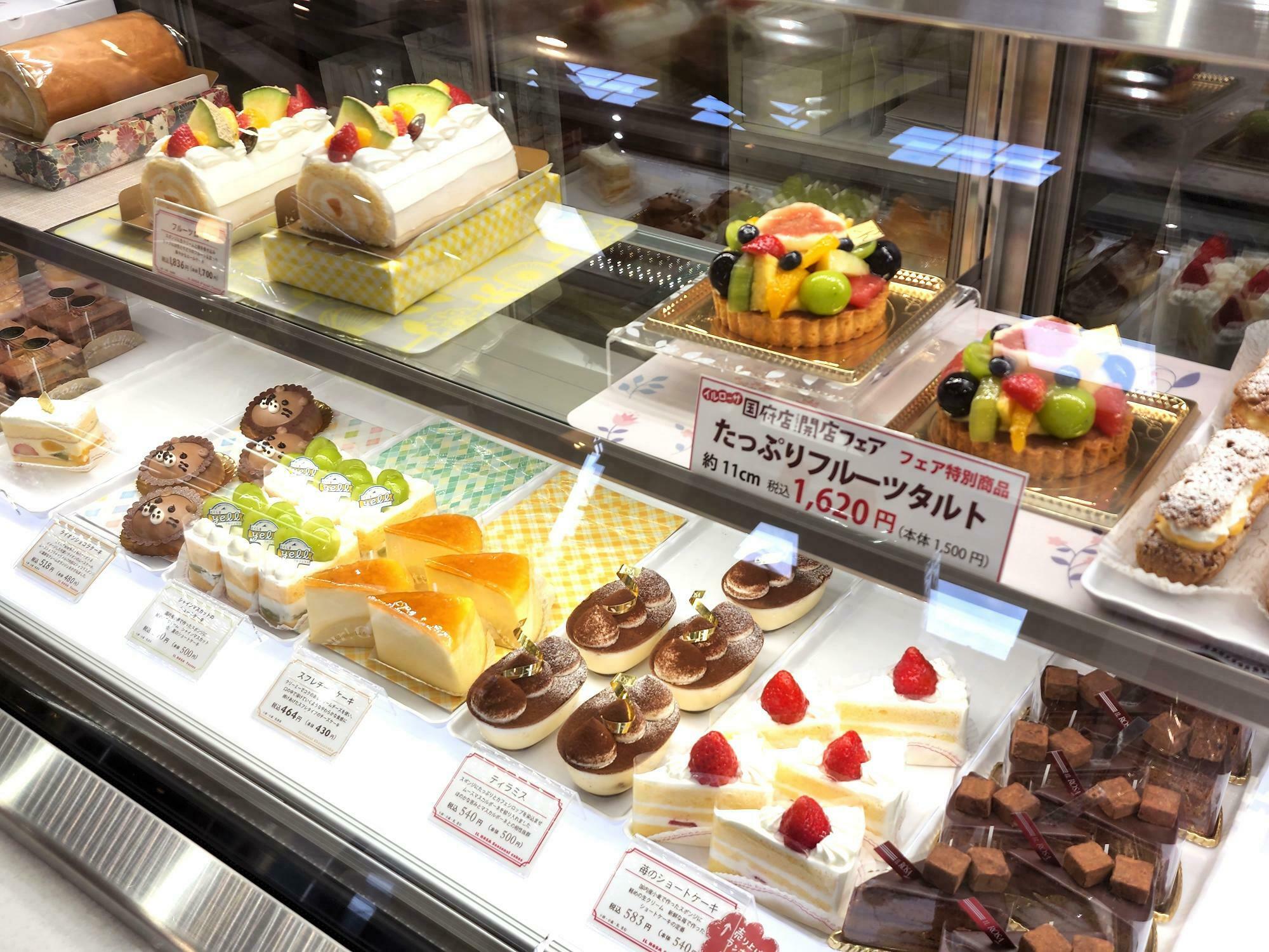 「イルローザ 国府店」がオープンしたときに撮らせてもらった冷蔵ケース内のケーキ。