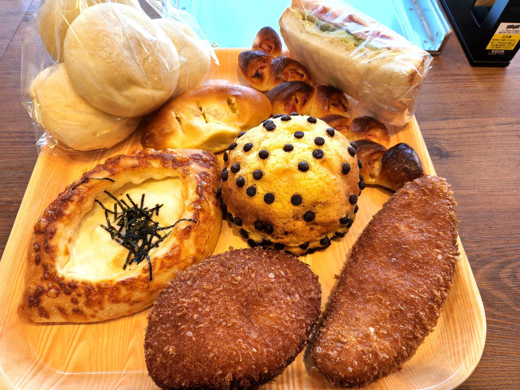 「焼きたてパン たかはし（TAKAHASHI BAKERY）」で購入したパン。