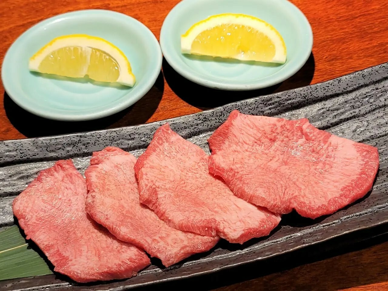 以前、徳島県吉野川市鴨島町にある店舗「炭火焼肉しょーちゃん」で食べた「厚切り上タン」。絶品でした！