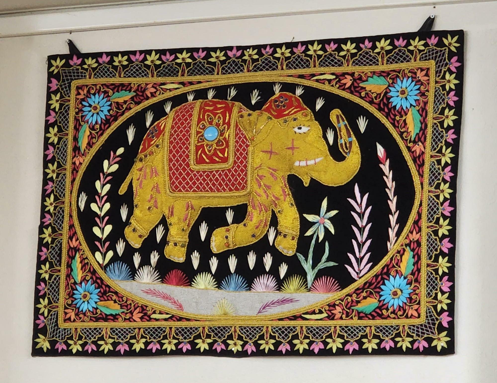 「スープカレー&ネパールカレー イチゴ 国府店」店内の装飾品。