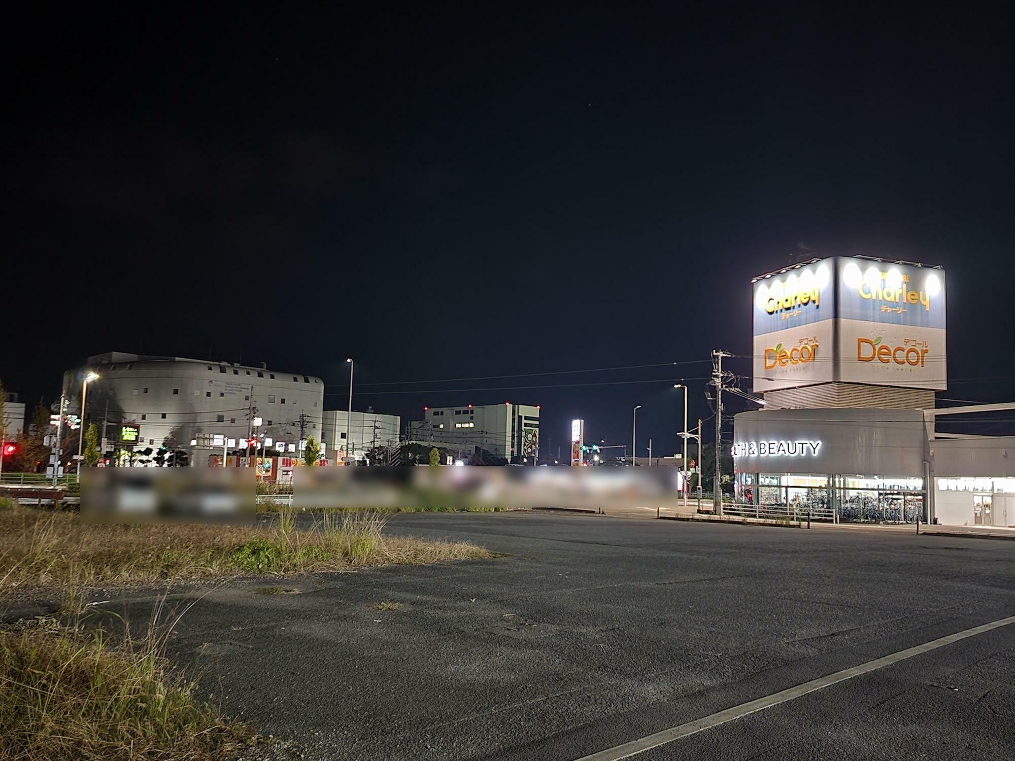「ワールド・ドリームサーカス」のテントが設営される前の「平惣 川内店」駐車場。2023年11月撮影。