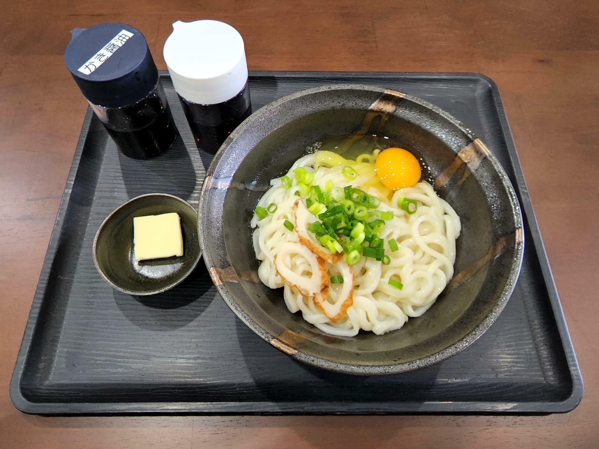 「うどん すぎはら」の「釜玉バター（大）」。