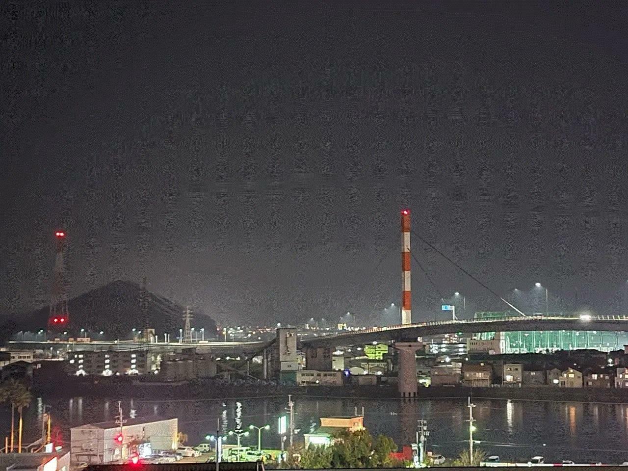 「末広大橋」と徳島市内の夜景。