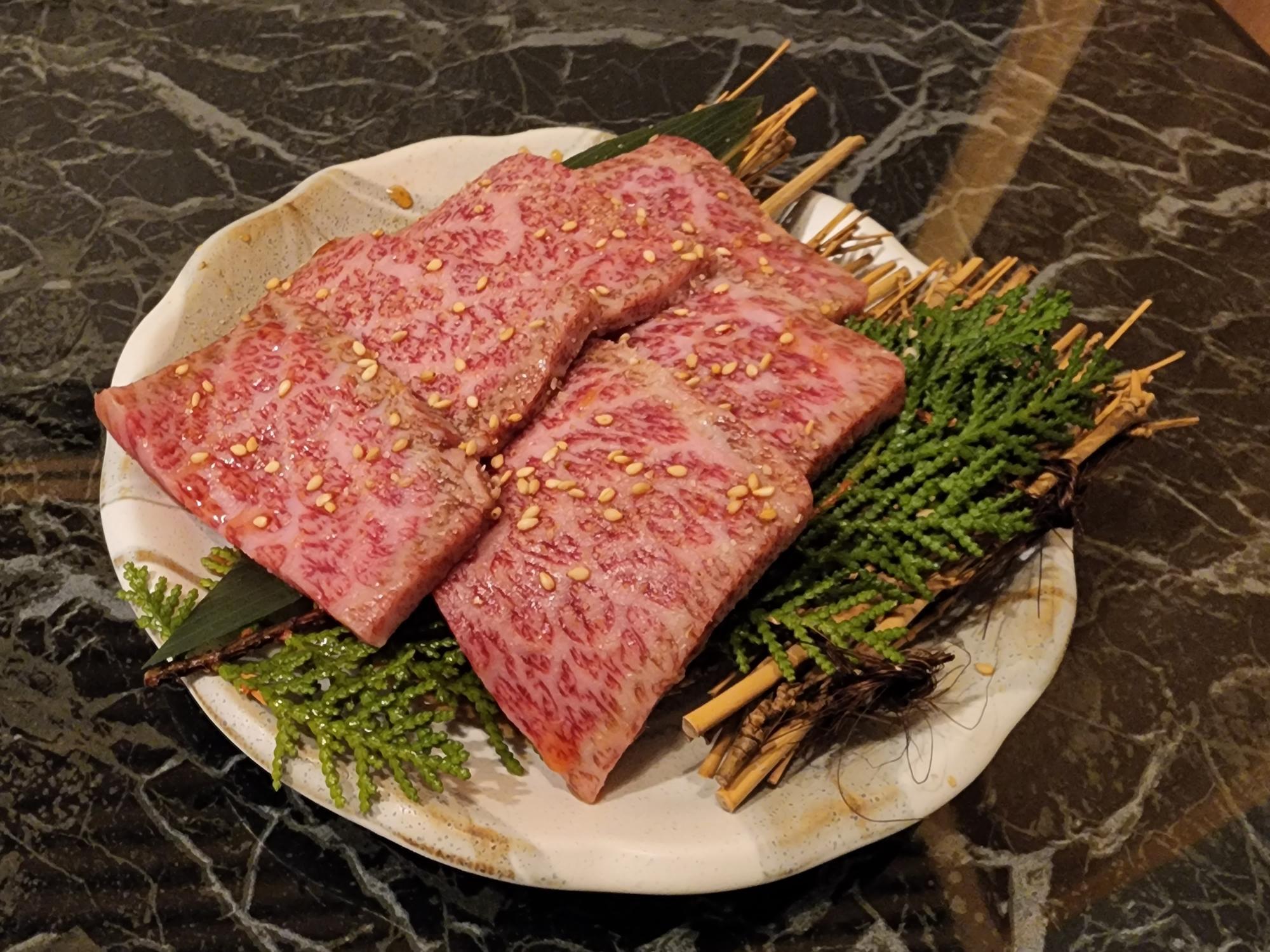 「焼肉 凪 -なぎさ-」オリーブ牛 ロース。