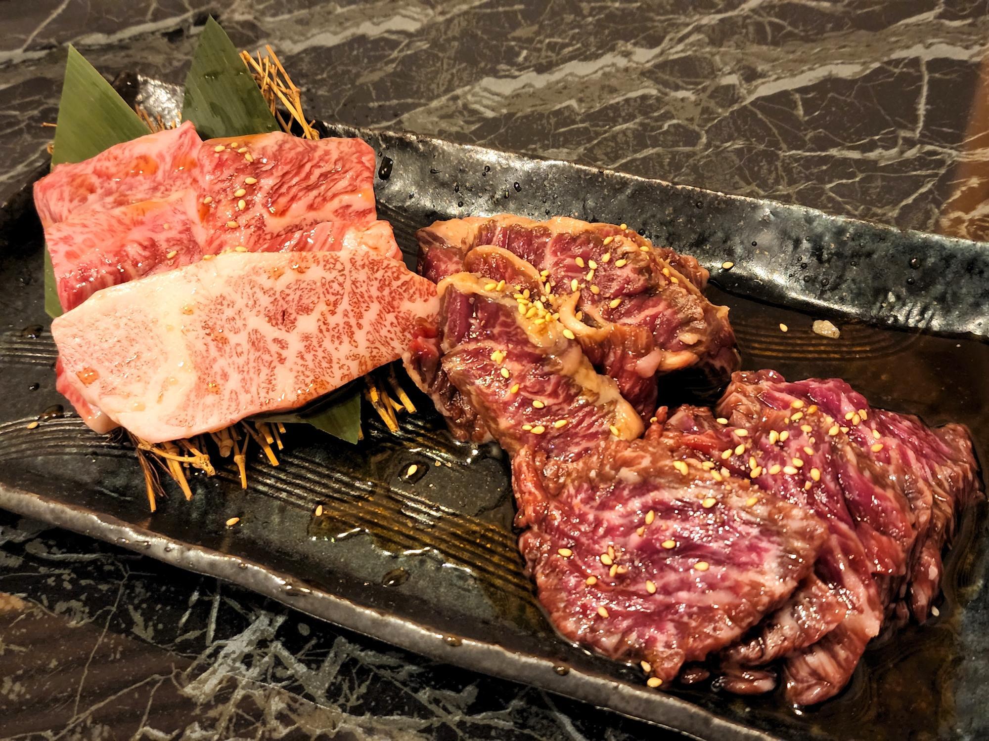 「焼肉 凪 -なぎさ-」左から、「オリーブ牛 カルビ」、「ハラミ」、「オリーブ牛 特選赤身（カイノミ）」。