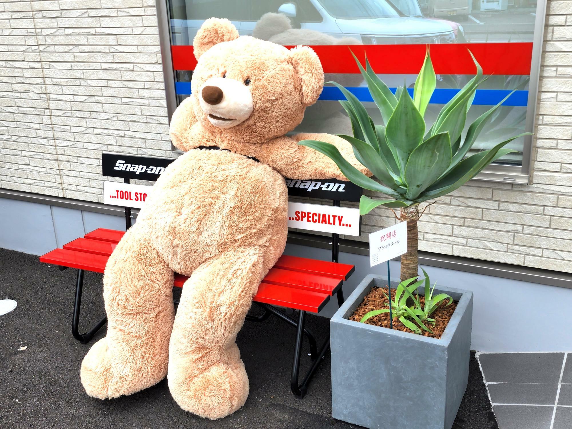 コストコ再販店「CHOCOSmarket（チョコスマーケット）」店舗前に飾られていたクマのぬいぐるみ。