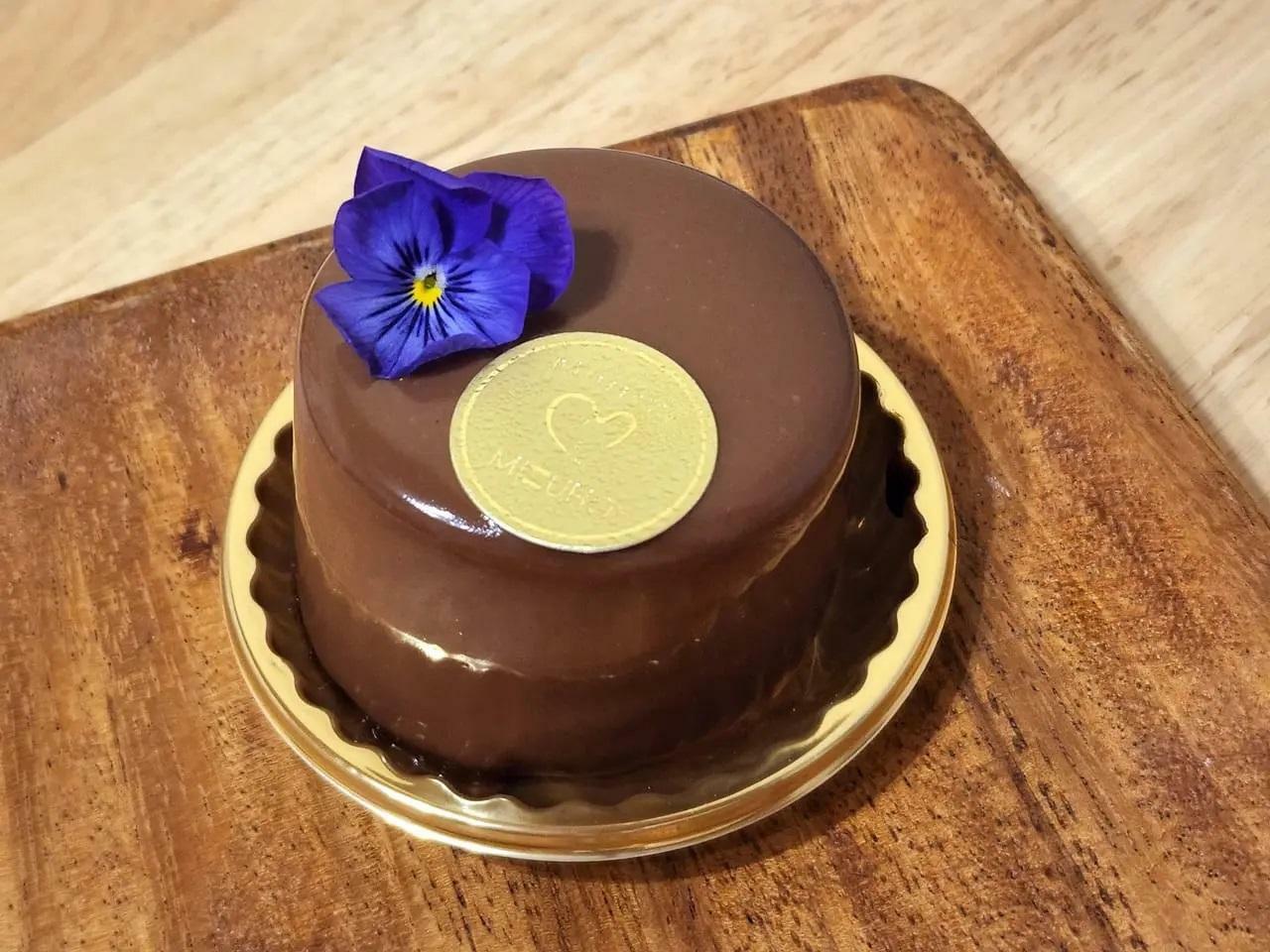 徳島県吉野川市にある「菓子工房みずほ」で過去に購入した、美しいチョコレートのケーキ。