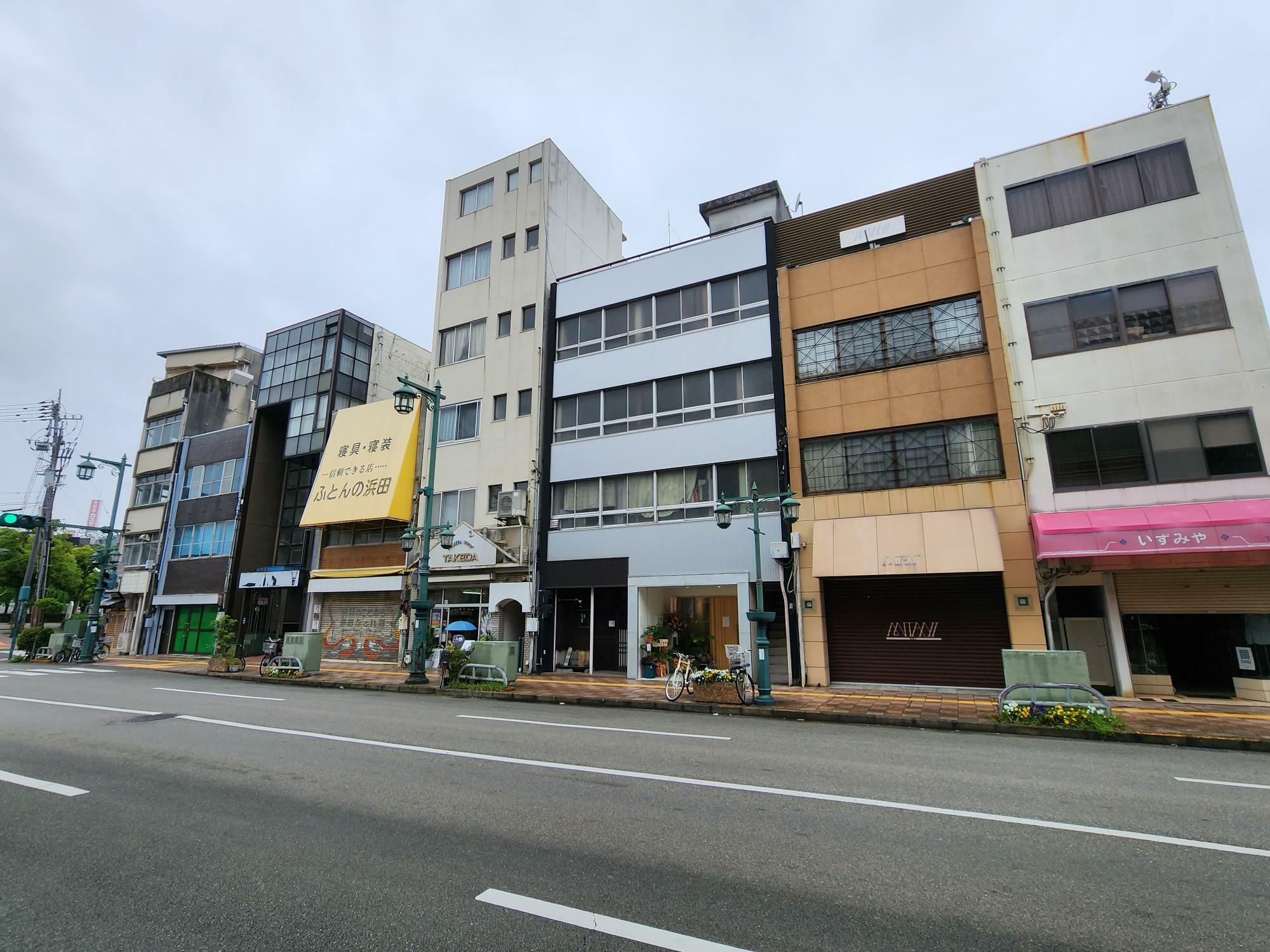 餃子オタクと餃子焼き師の店「辻堂餃子店」店舗外観＆周辺環境。