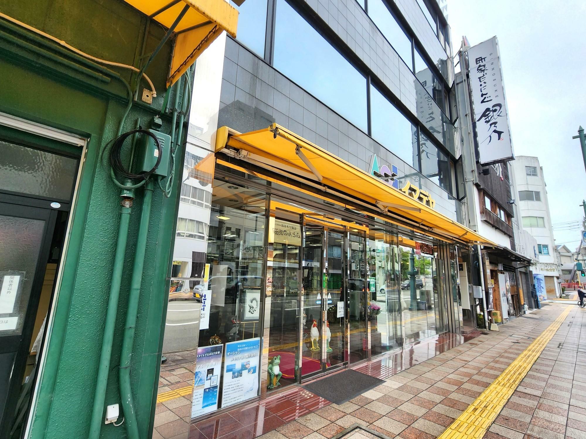 餃子オタクと餃子焼き師の店「辻堂餃子店」向かいの環境。