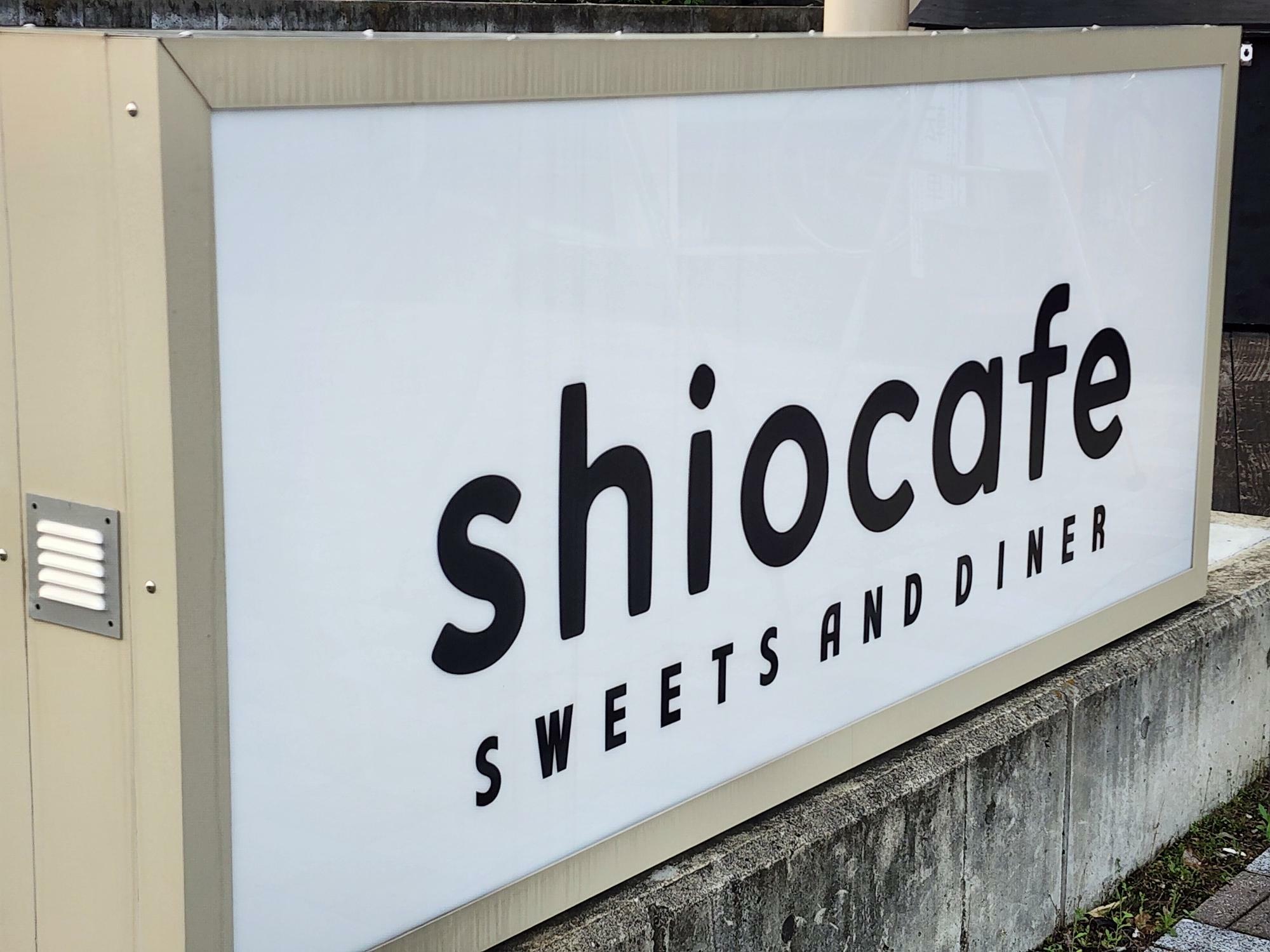 「shiocafe Sweets and Diner」看板。