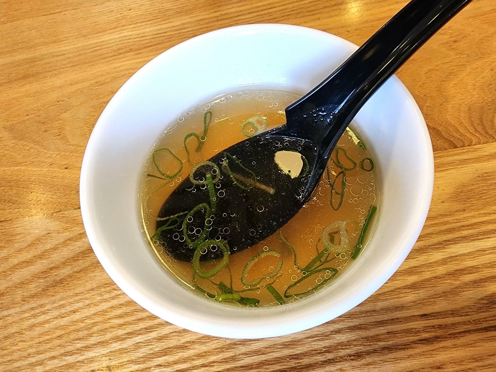 「大阪王将 徳島田宮店」たるびゃ～『炒飯』に付いてくるスープ。こちらもおいしかった♪