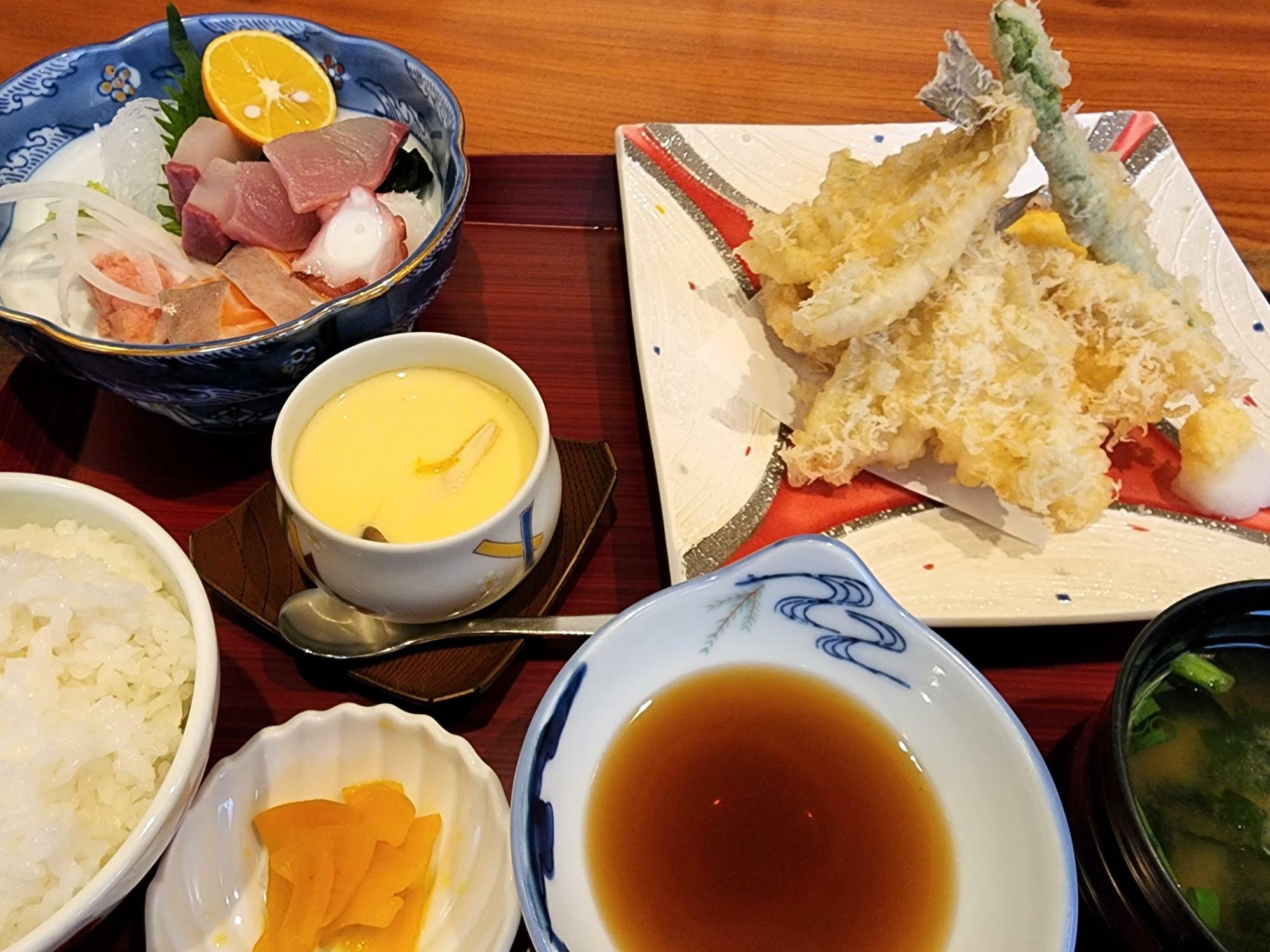 海鮮市場「ふくの家」刺身付キスの天ぷら定食。