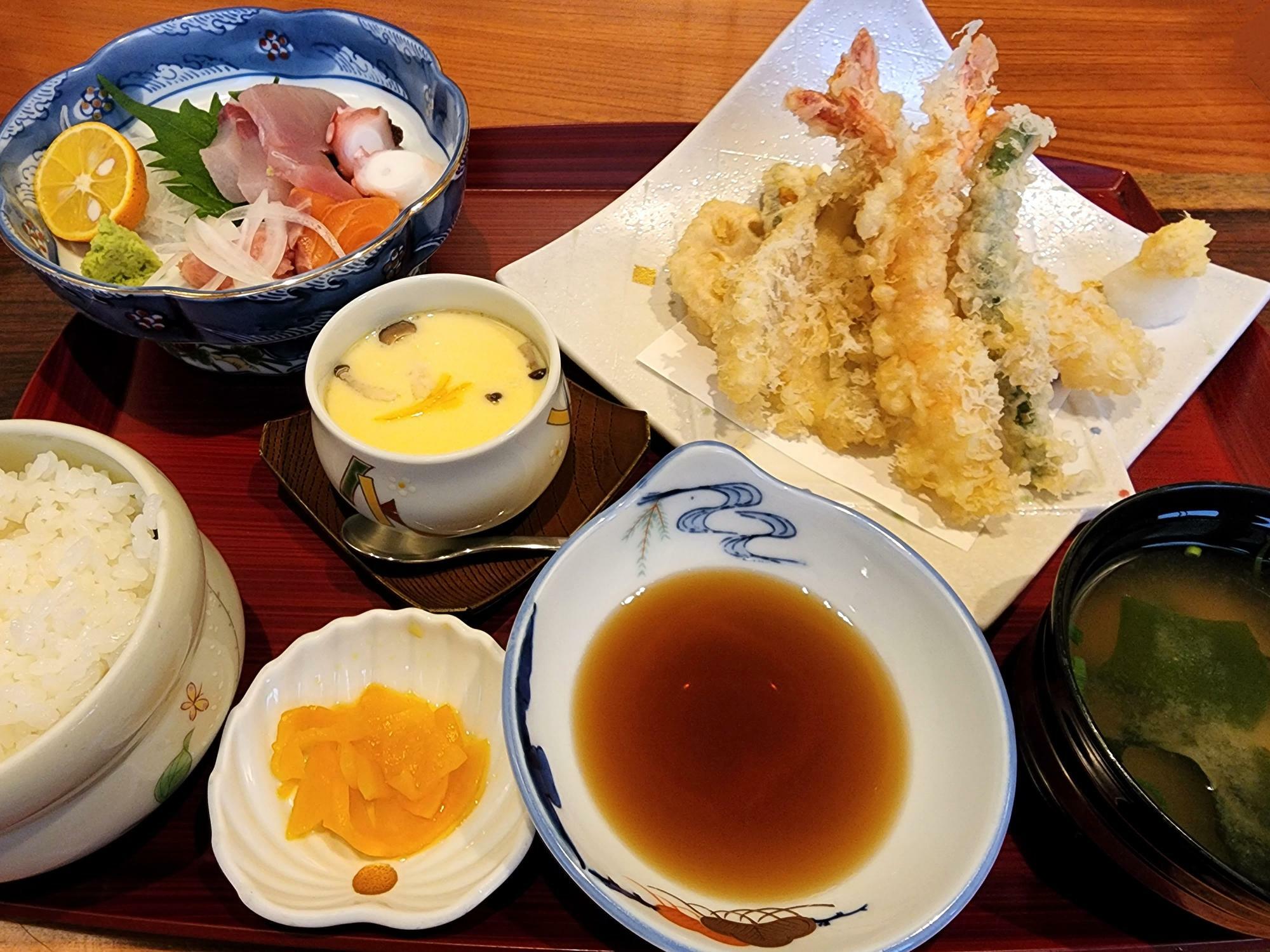 海鮮市場「ふくの家」刺身付天ぷら御膳。