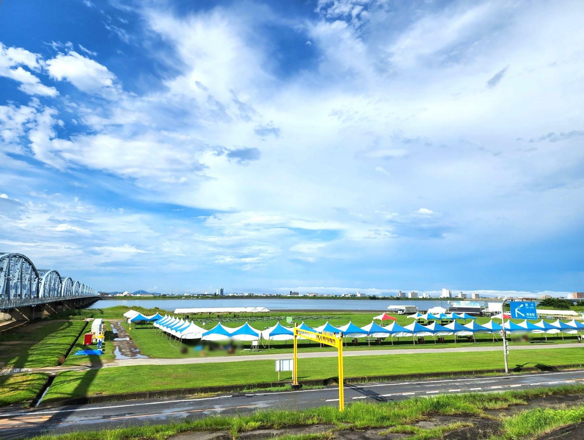 「吉野川フェスティバル2024」準備中の会場。