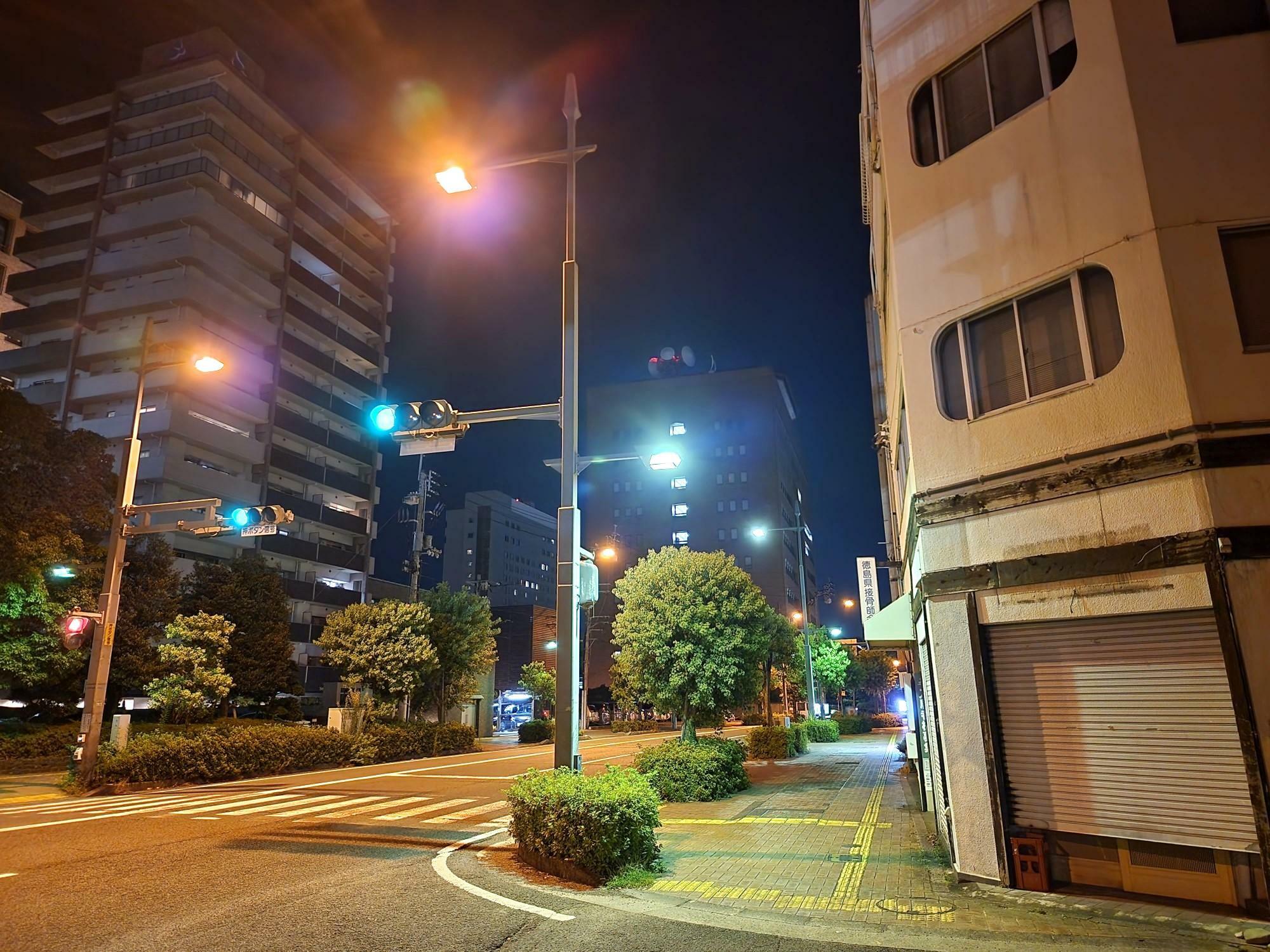 炭火焼鳥メインの居酒屋「絹家」店舗外観＆周辺環境。