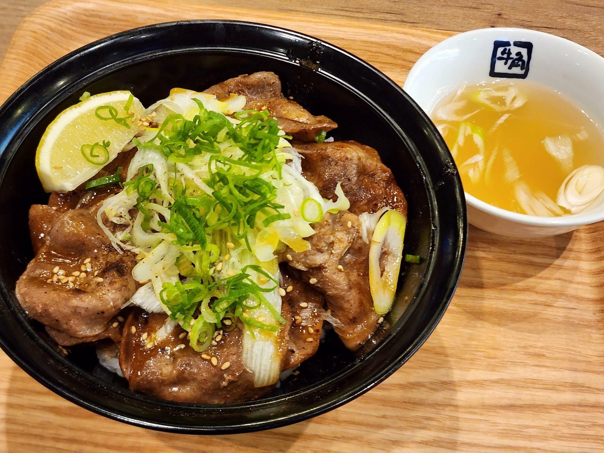 「牛角焼肉食堂 イオンモール徳島店」で注文した「ねぎ塩豚タン丼（スープ付き）」。