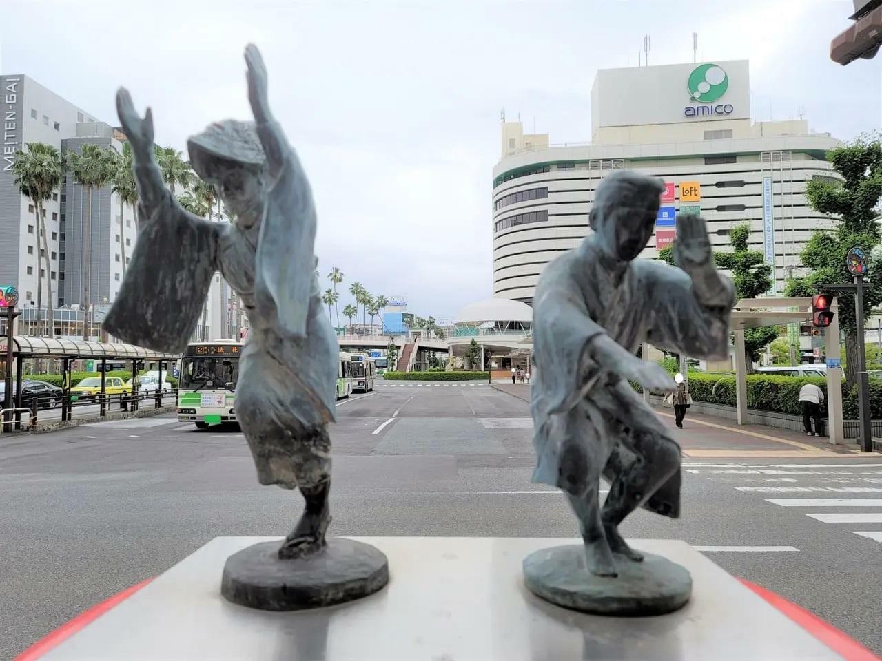 阿波おどりを踊る像。徳島駅前にて。