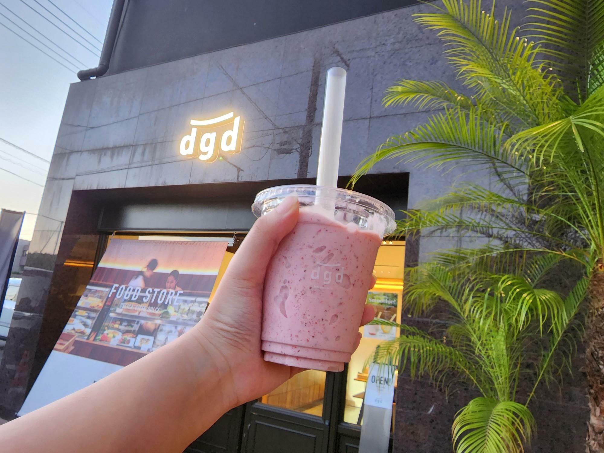 「dgd（ディージーディー）」店舗外観＆さくらももいちごスムージー。