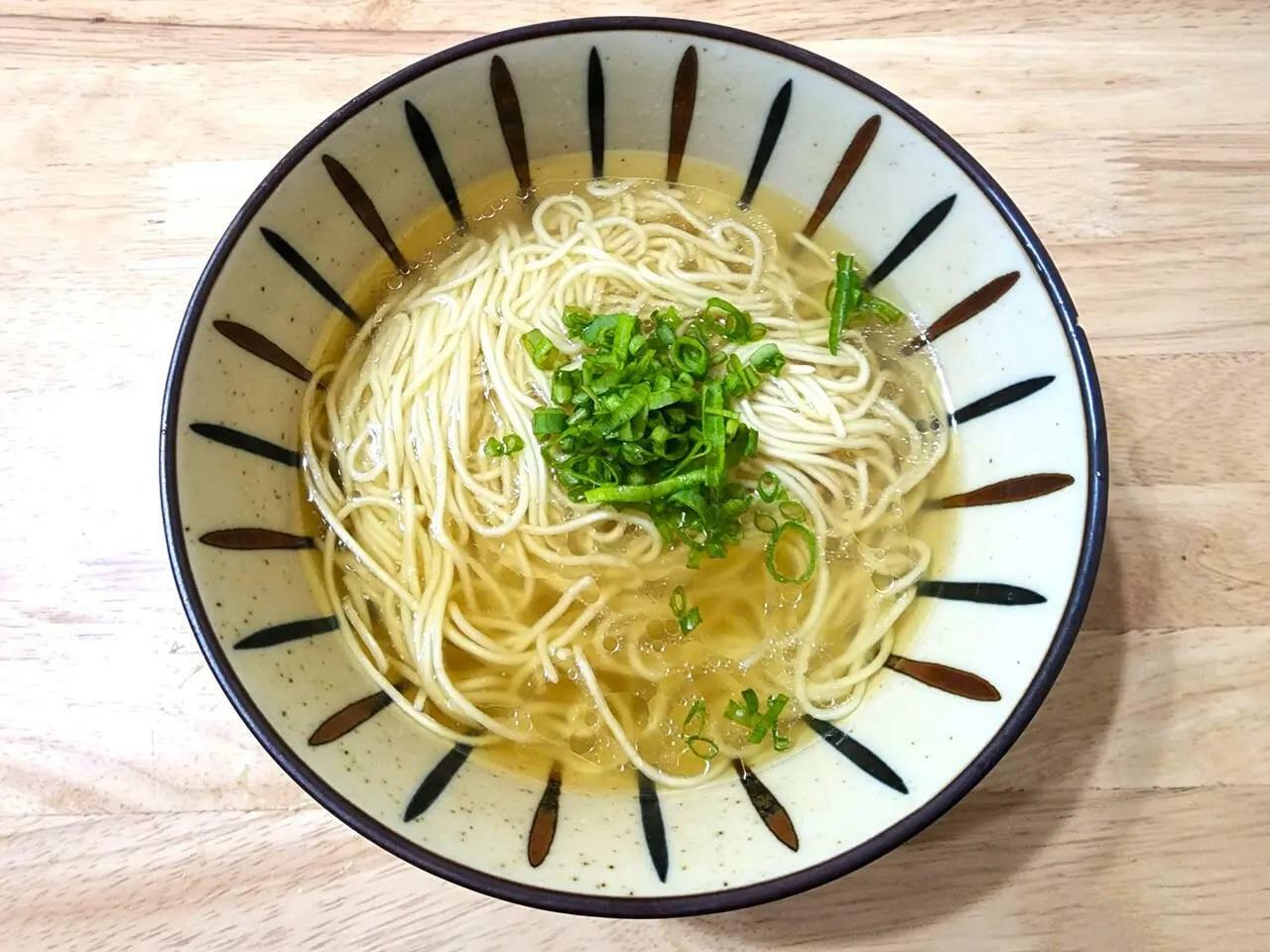 以前「マルメン製麺所」自動販売機で購入した「阿波尾鶏 塩ラーメン」。ネギは付属されていません。