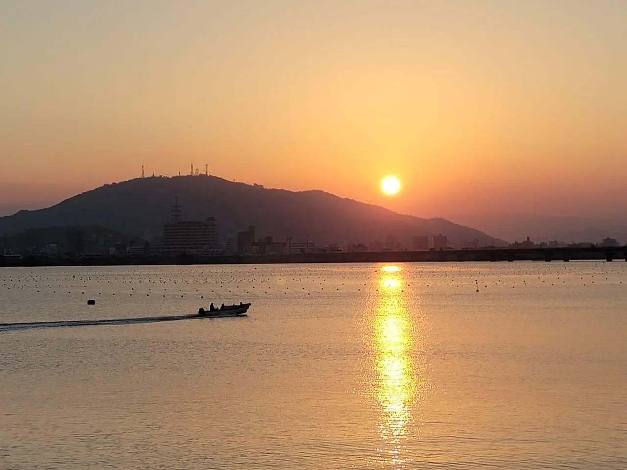 徳島市川内町にある「小松海岸」付近から見た眉山。