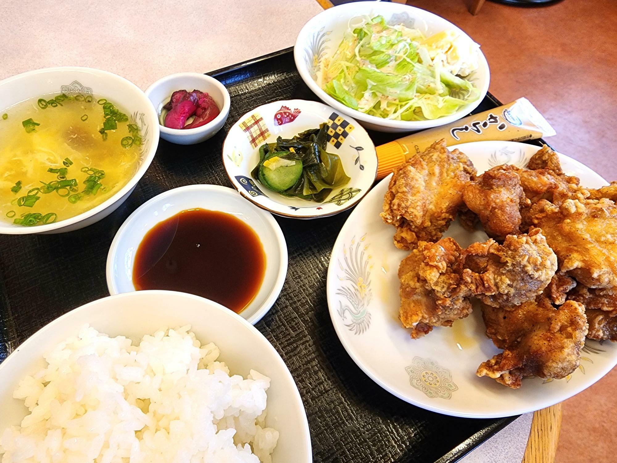 中華料理「すいえん」からあげ定食。