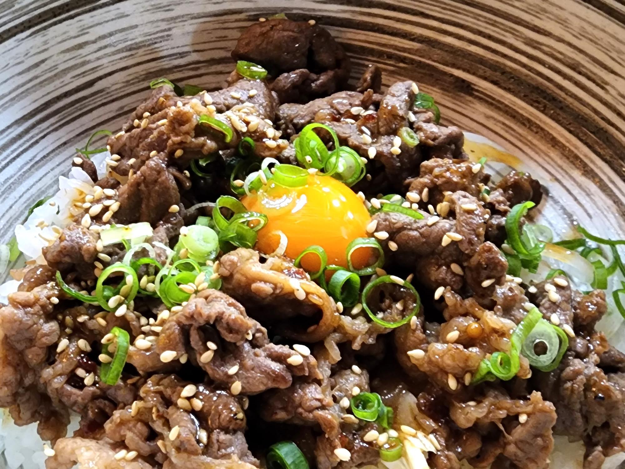 リニューアルオープン前の「焼肉酒場ブッチャー」で食べた肉の丼。