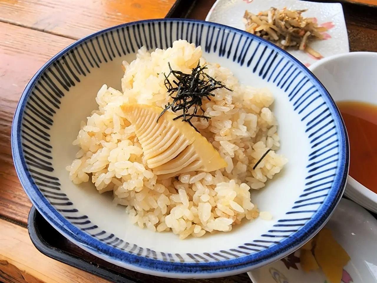 「釜あげうどん火間土 応神店」春野菜御膳のたけのこの炊き込みご飯。以前に撮影した写真。