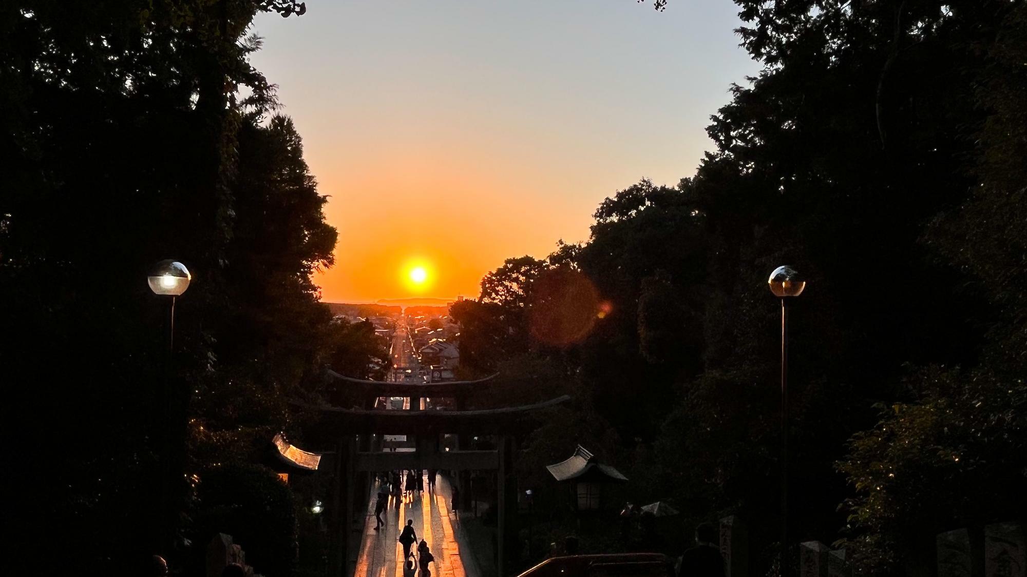 宮地嶽神社から海に向かって一直線に沈む夕陽「光の道」