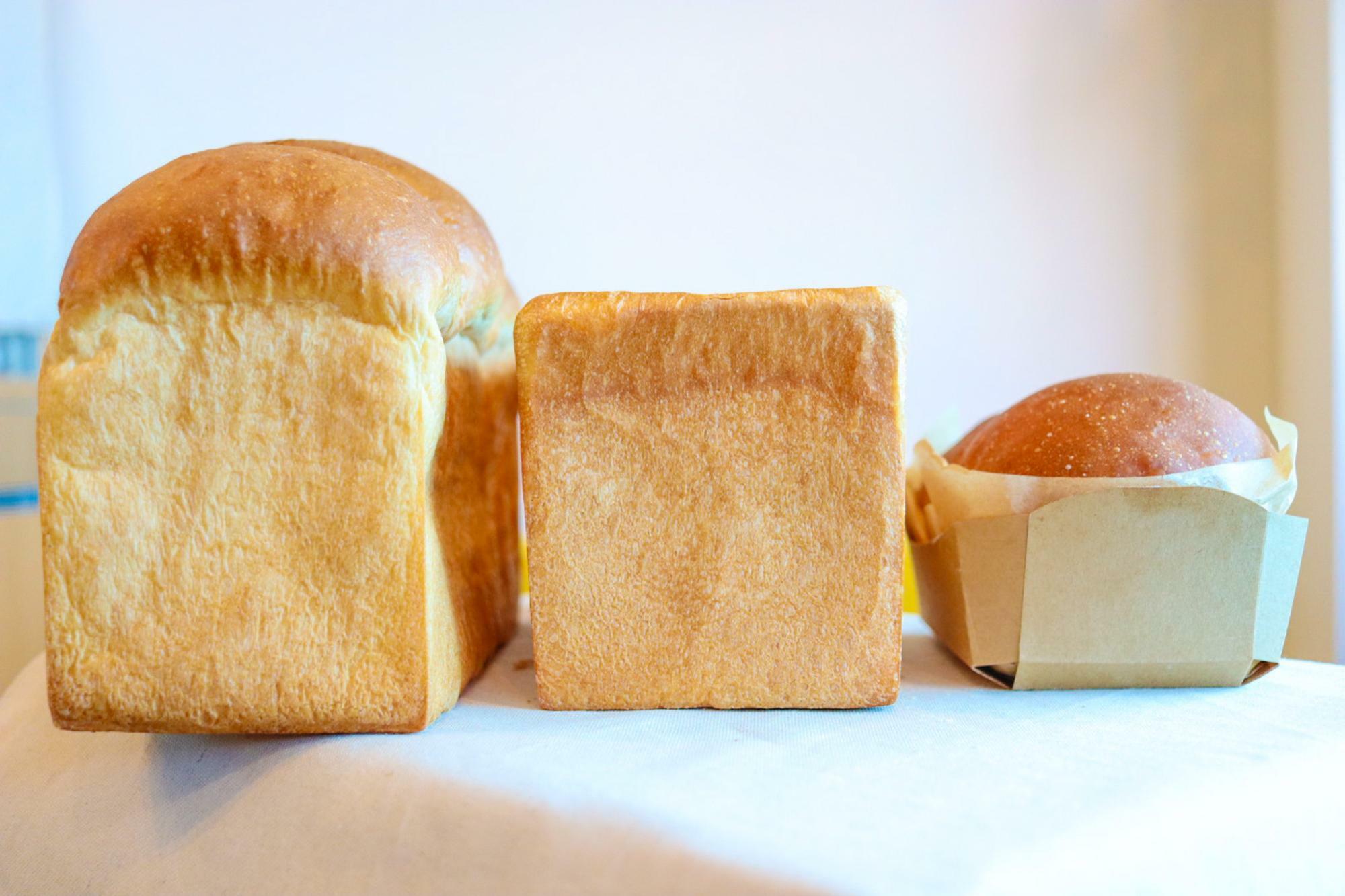 左「山食パン」真ん中「角食パン」右「ハチミツミルクブレッド」