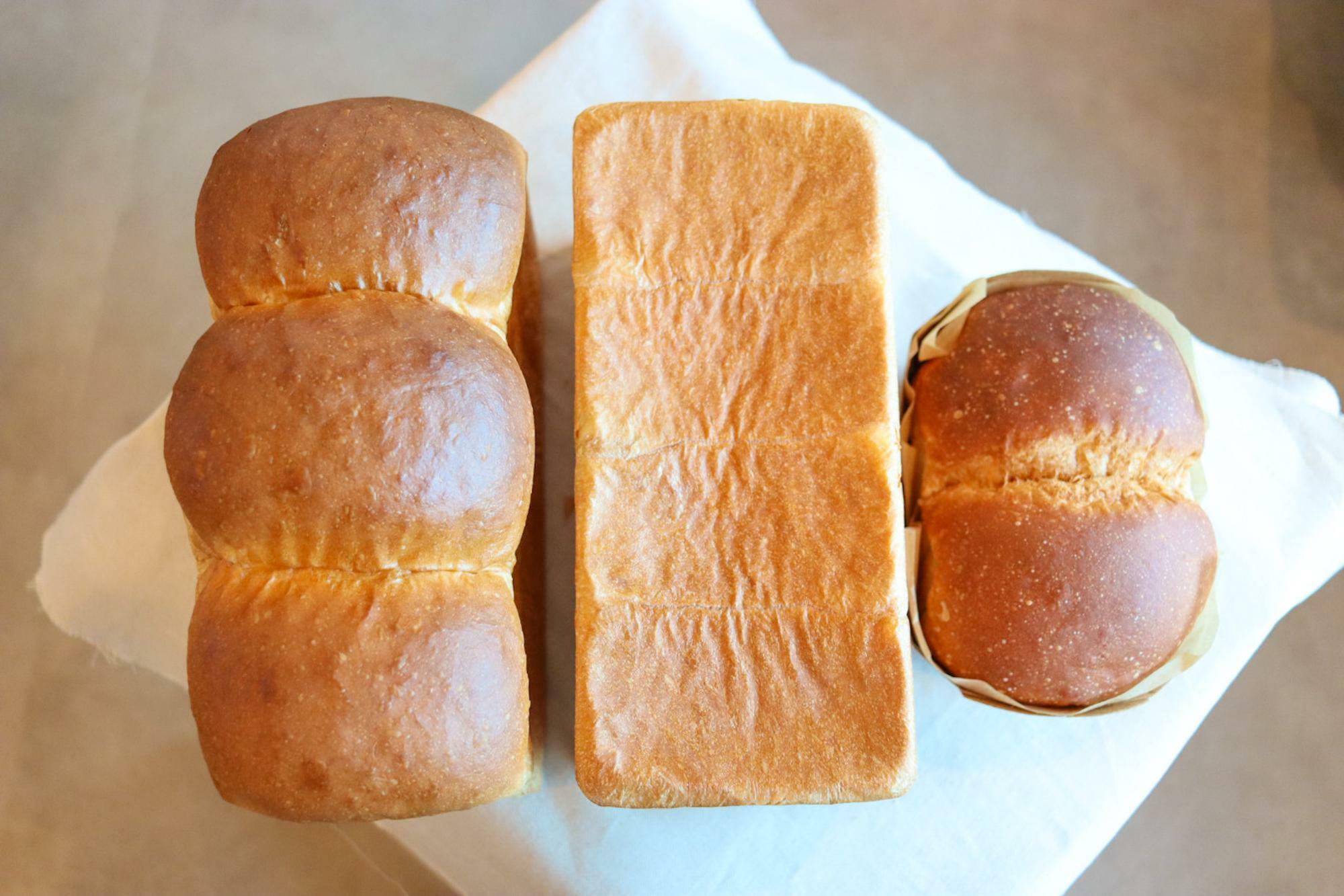 左「山食パン」真ん中「角食パン」右「ハチミツミルクブレッド」