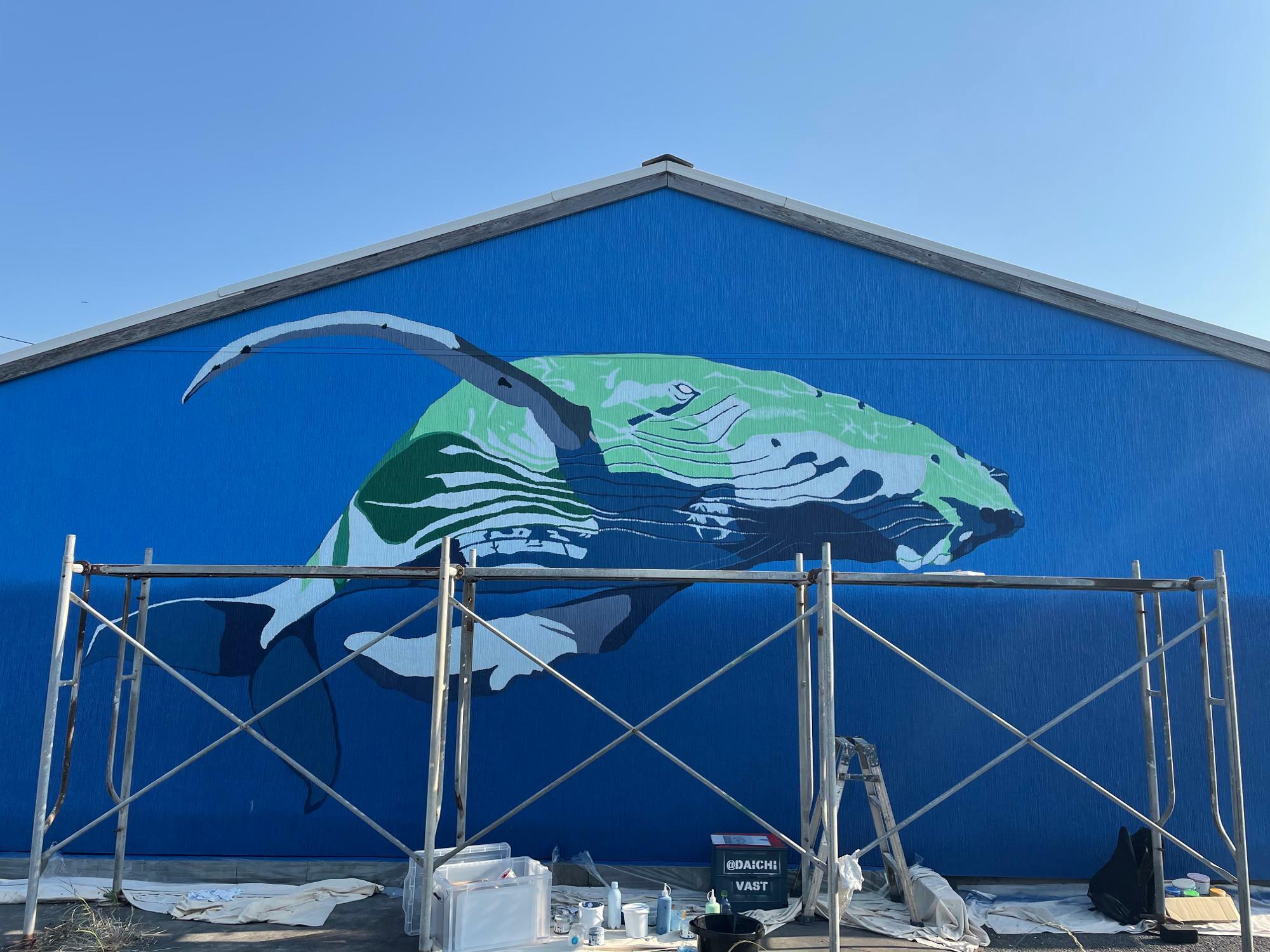 クジラの壁画を描いている光景（写真提供：DAICHI）