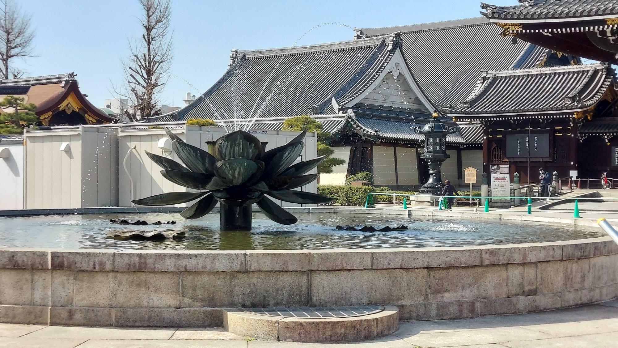 東本願寺周辺の烏丸通りにある蓮の噴水