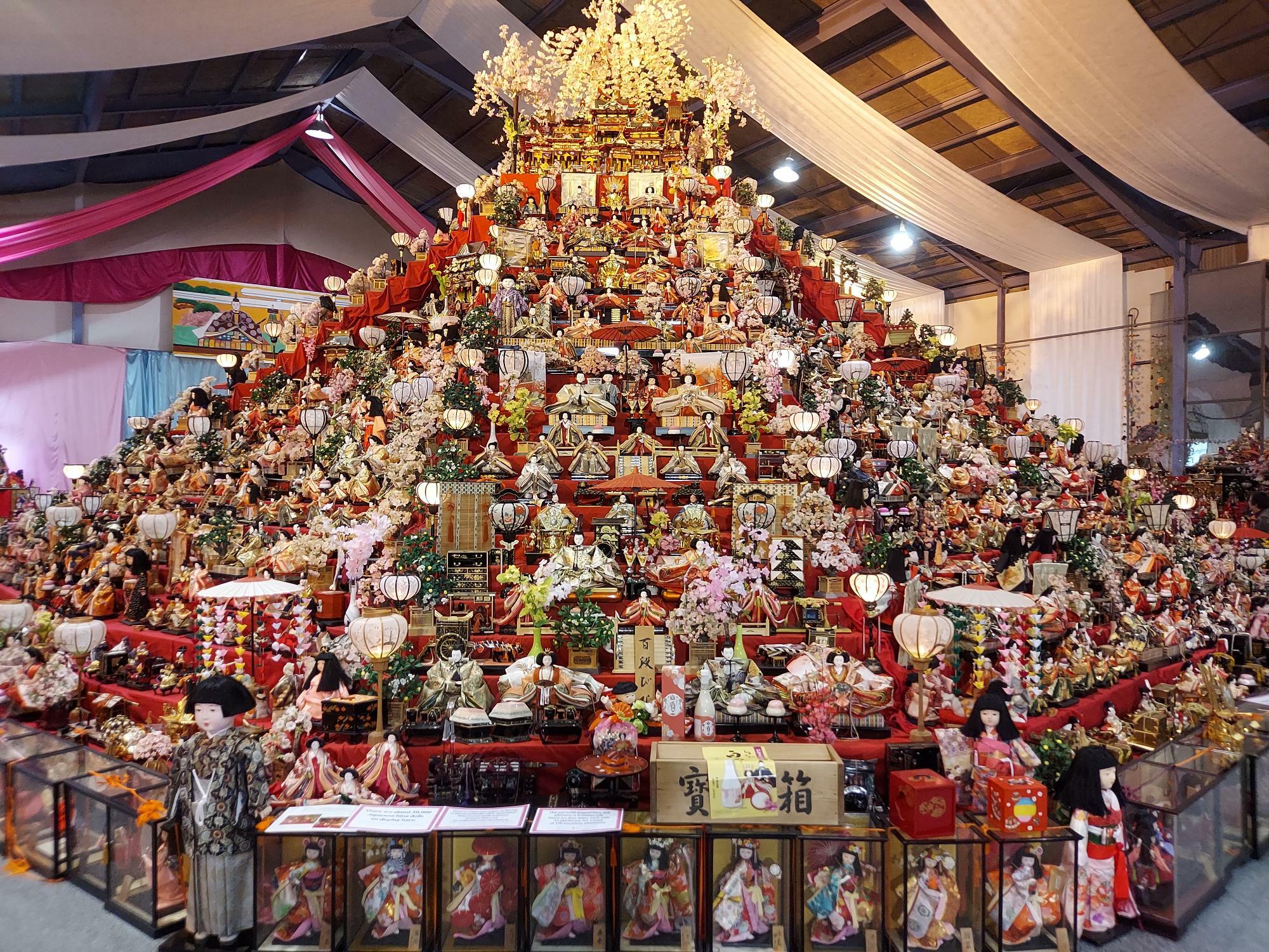 阿波勝浦元祖ビッグひな祭りの8mを超える巨大なひな壇