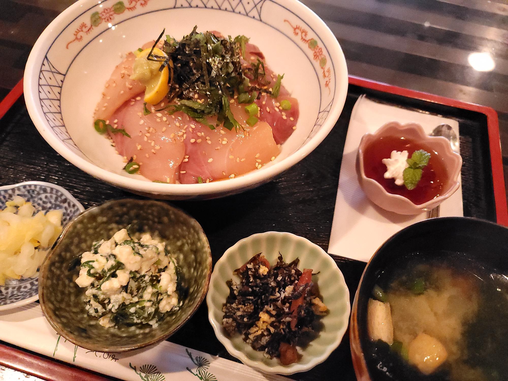 香川県引田の井筒屋敷内にある「ごはんや　醤」での食事（ブリ丼）