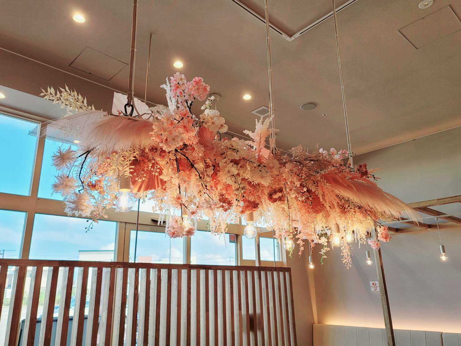 cafe Hanamori 阿南店の店内。花守りを意識したシンボルフラワーが装飾されています。