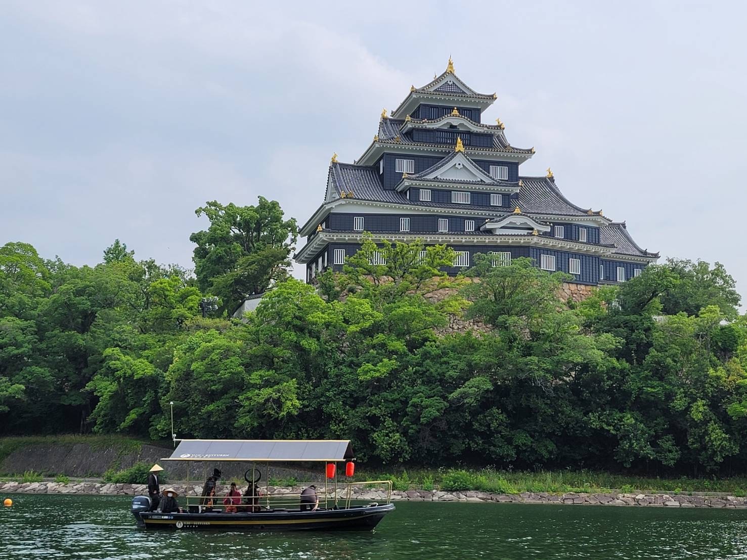 岡山城と屋形船