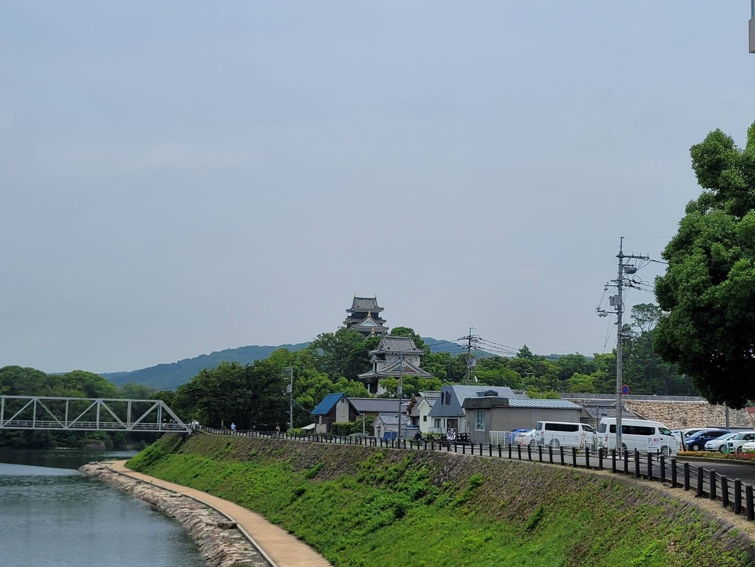 周辺をお堀に囲まれた岡山城