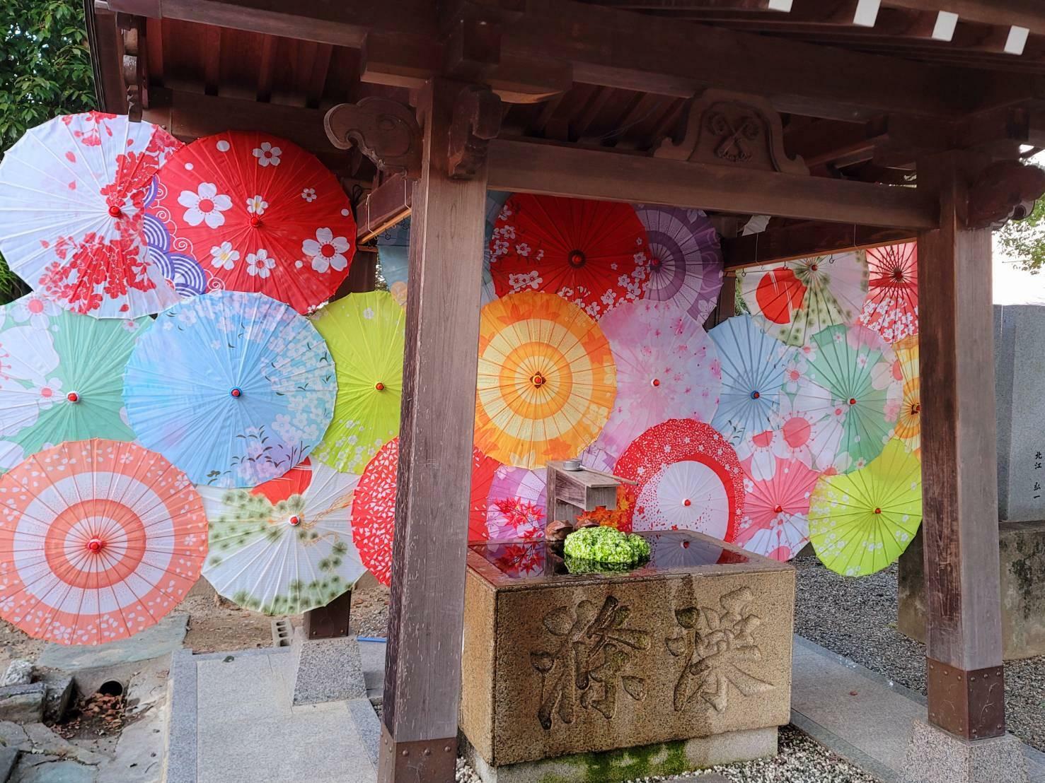 参道横にある手水舎　和傘で美しく彩られています