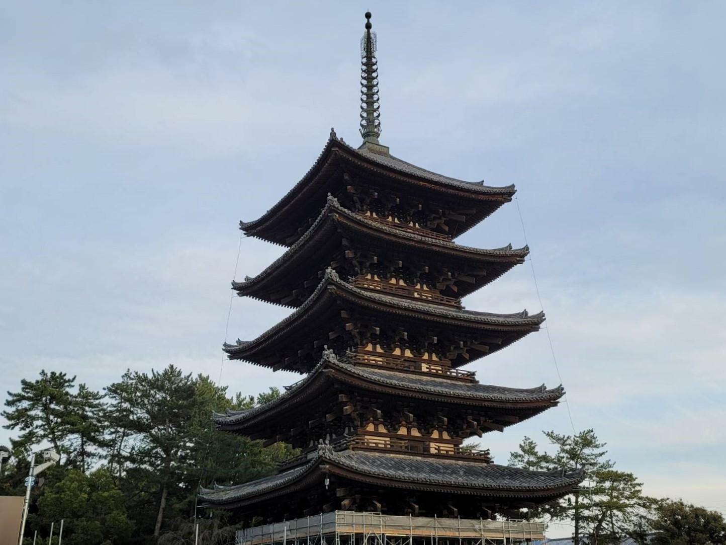 興福寺の隣にある五重塔（修復工事中）